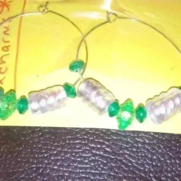 ❤️ Handmade Hoop Green/White Beaded Earrings - Picture 3 of 5